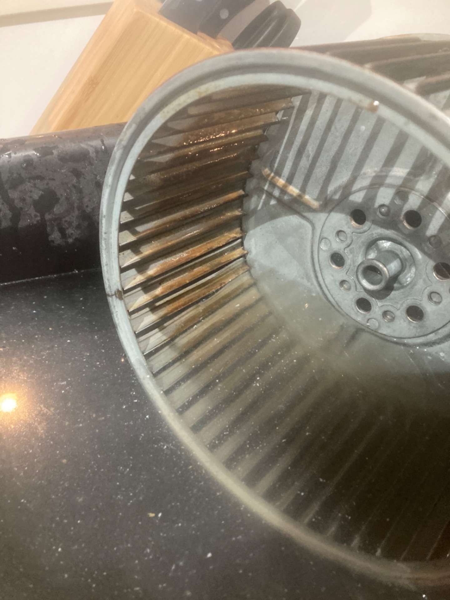 【堺市】換気扇の頑固な汚れでお困りの方はギヤドックへ